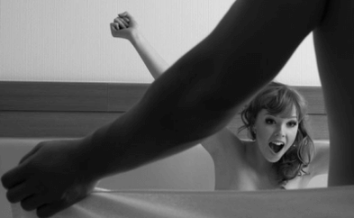 La femme est surpris par le membre de la taille du membre avec l'aide de Soda