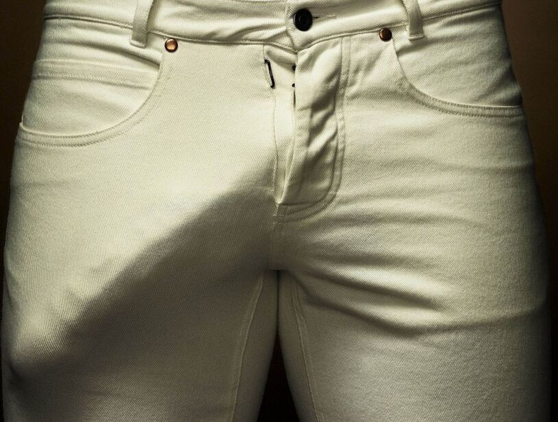 pénis agrandi dans un pantalon