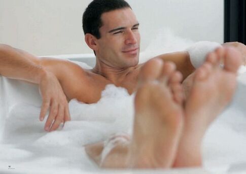 un homme prend un bain avec du bicarbonate de soude pour agrandir son pénis