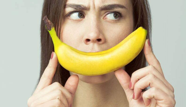 fille à la banane imite l'agrandissement du pénis avec massage